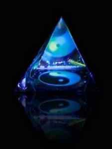 Feng Shui Kristall Pyramide Yin Yang Laserkristall 4 cm Ying